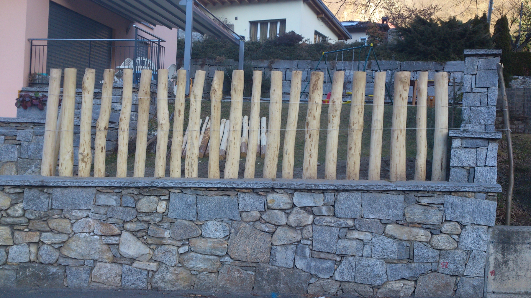 Palisaden Zaun aus Kastainenholz
