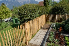 Staketenzaun Innenseite Abstellplatz fuer Geraete