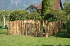 Staketenzaun im Garten
