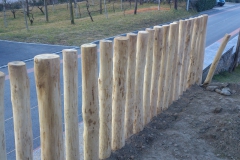 Zaun aus locker gestellten Palisaden.