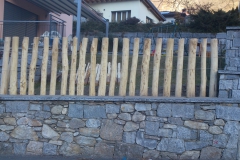 Palisaden Zaun aus Kastainenholz
